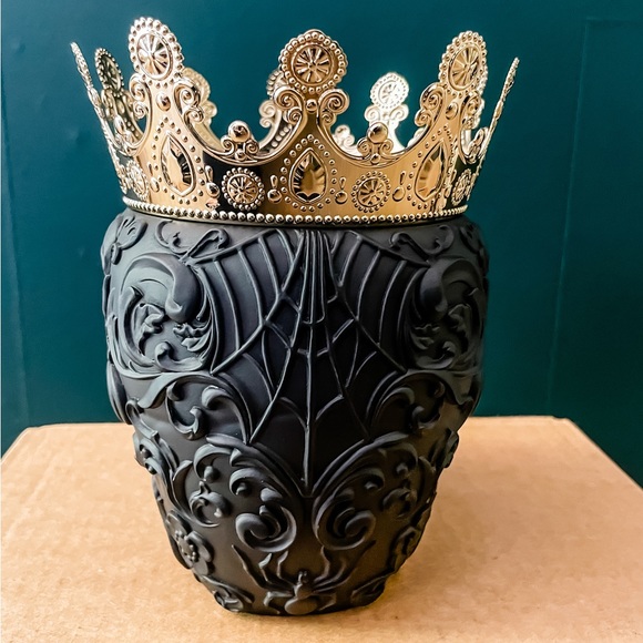 Bath and Body Works Filigree Skull 3 wick candle holder - Halloween 2023 - Picture 3 of 6